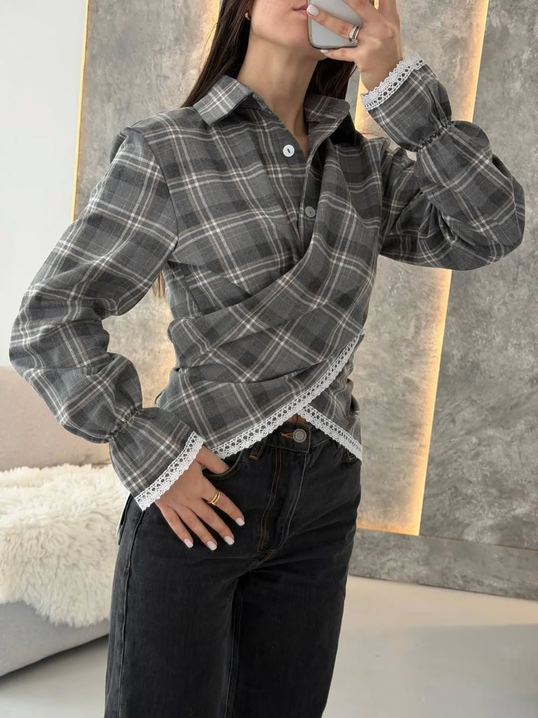 Damen kariertes Hemd mit Spitzenbesatz und asymmetrischem Wickel-Saum Nord Taschen