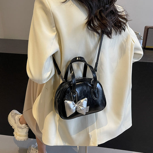 Damen Designer-Handtasche im verspielten Stil mit dekorativem Schleifen-Detail | Nord Taschen