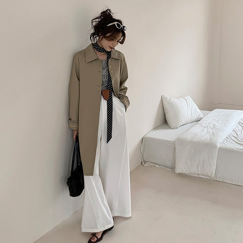 Damen leichter Trenchcoat mit kontrastierten Karomanschetten Nord Taschen