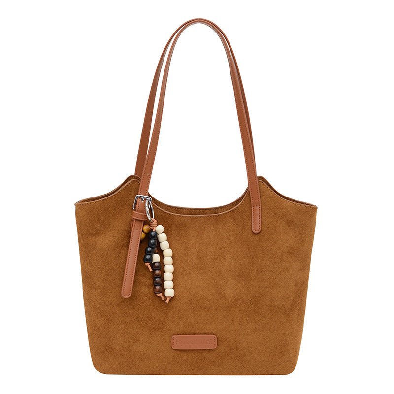 Damen modische Shopper-Tasche aus hochwertigem Wildleder mit verspieltem Anhänger Nord Taschen