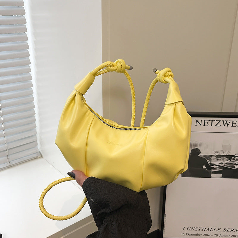 Damen Handtasche mit einzigartigem Kordelzugdesign und verspieltem Anhänger Nord Taschen