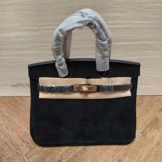 Damen Handtasche aus feinstem Wildleder mit goldfarbenem Verschluss Nord Taschen