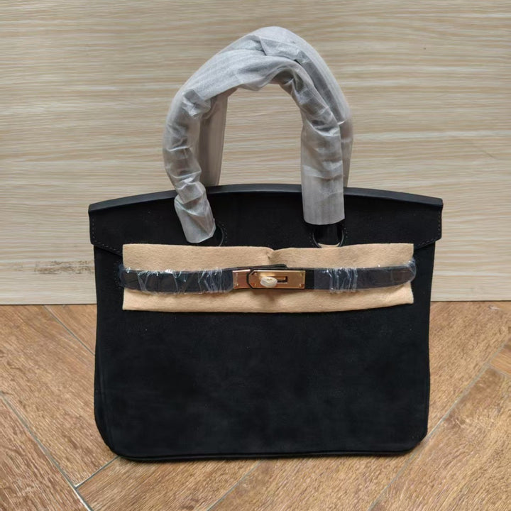 Damen Handtasche aus feinstem Wildleder mit goldfarbenem Verschluss Nord Taschen