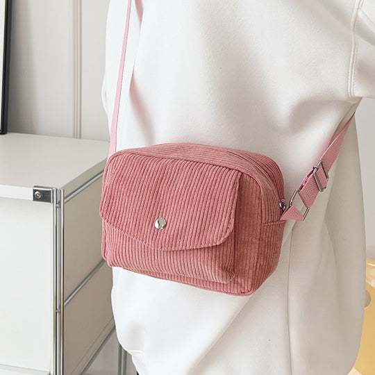 Damen Umhängetasche mit strukturierter Cord-Oberfläche und praktischem Klappenverschluss Nord Taschen