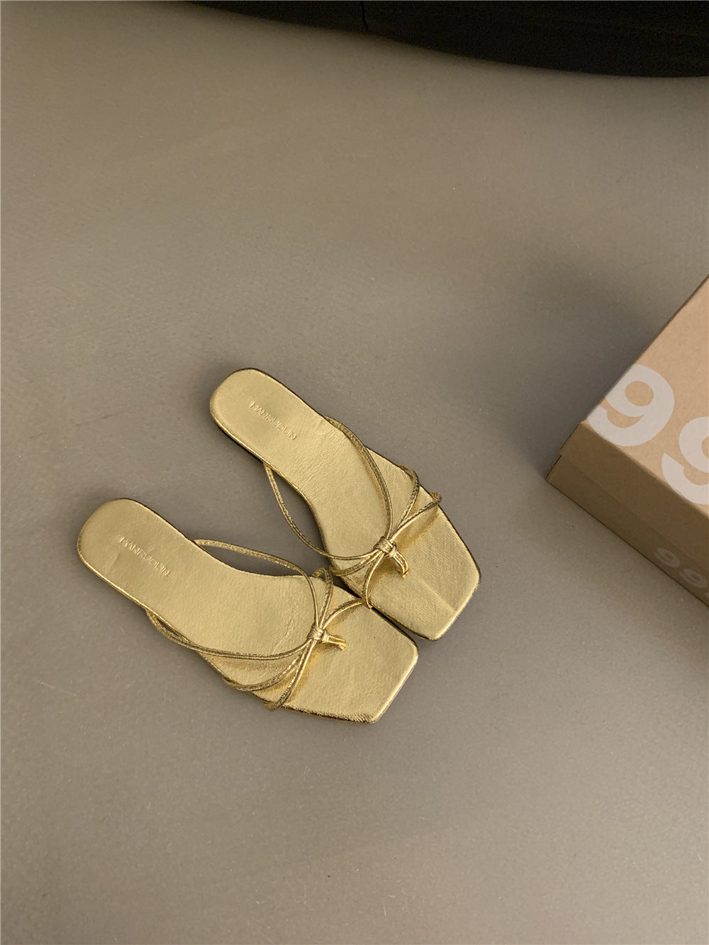 Damen Stylische Riemchen-Sandalen mit quadratischer Zehenpartie und feinem Bindedesign
