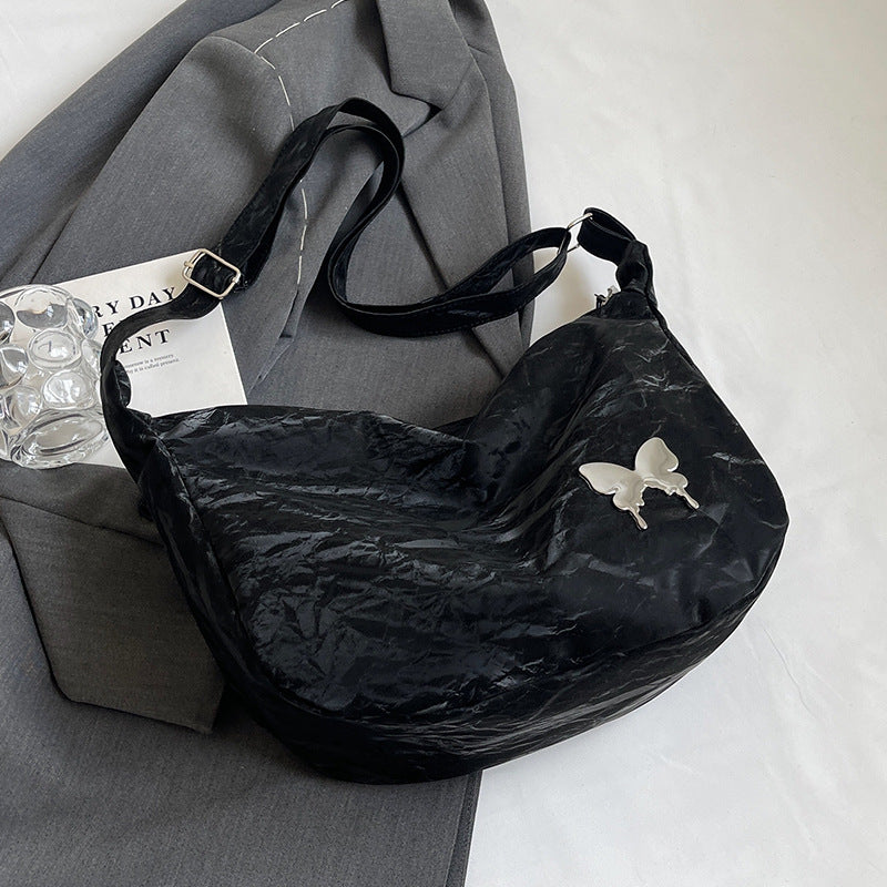 Damen Umhängetasche aus leichtem Material mit dekorativem Schmetterlingsdetail Nord Taschen
