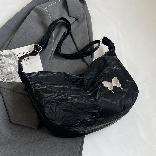 Damen Umhängetasche aus leichtem Material mit dekorativem Schmetterlingsdetail Nord Taschen
