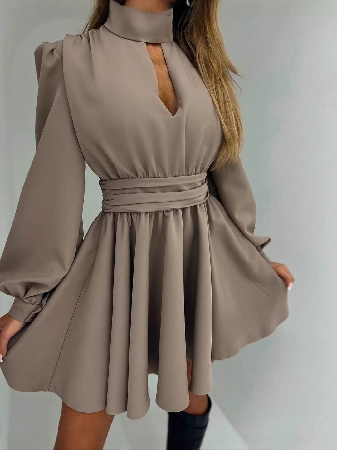 Damen Elegantes Kurzkleid mit Stehkragen, Cut-Out, weitem Glockenrock und Taillenschärpe Nord Taschen