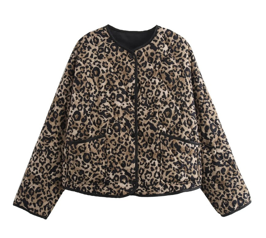 Damen 60+ gesteppte Kurzblousonjacke im Animalprint mit Rundhals und aufgesetzten Taschen Nord Taschen