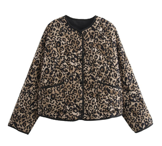 Damen 60+ gesteppte Kurzblousonjacke im Animalprint mit Rundhals und aufgesetzten Taschen Nord Taschen