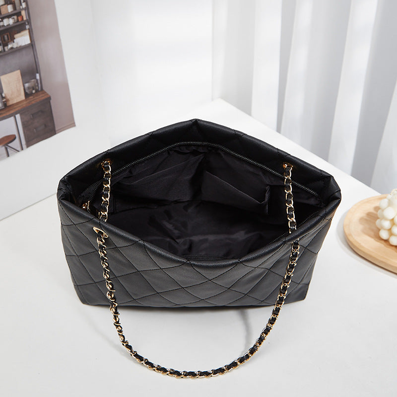 Damen Einkaufstasche mit eleganter Steppung und goldfarbener Kette Nord Taschen