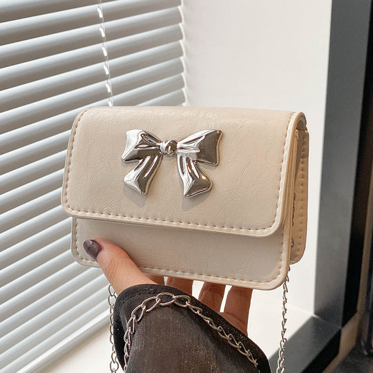 Damen Clutch mit zauberhaftem Schleifendetail und edlem Kettenriemen Nord Taschen