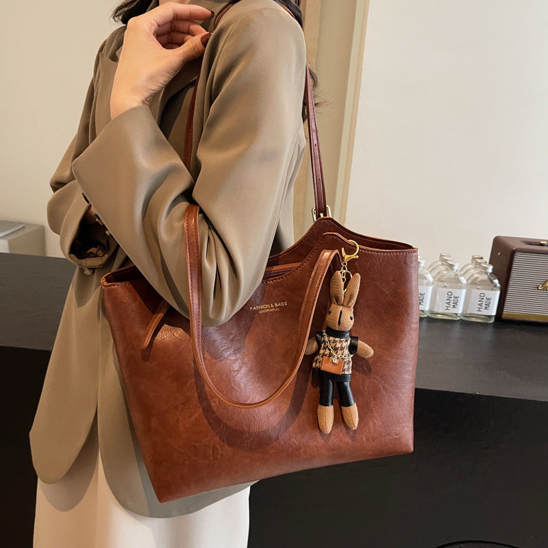Damen große Handtasche mit verspieltem Stoffanhänger Nord Taschen