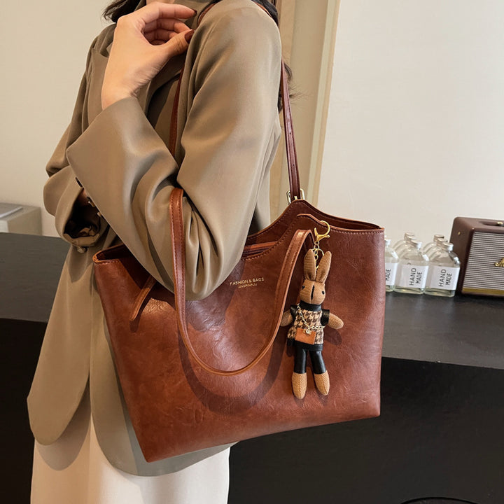 Damen große Handtasche mit verspieltem Stoffanhänger Nord Taschen