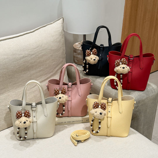 Damen Handtasche mit verspieltem Tieranhänger und hochwertiger Textur Nord Taschen
