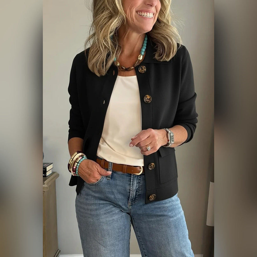 Damen Kurzstrickjacke mit Hemdkragen, aufgesetzten Taschen und Hornknöpfen Nord Taschen