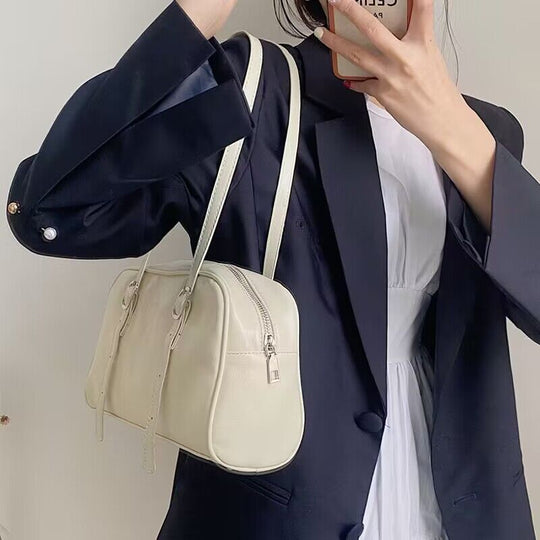 Damen Handtasche mit elegantem Glanz und verstellbaren Trageriemen Nord Taschen