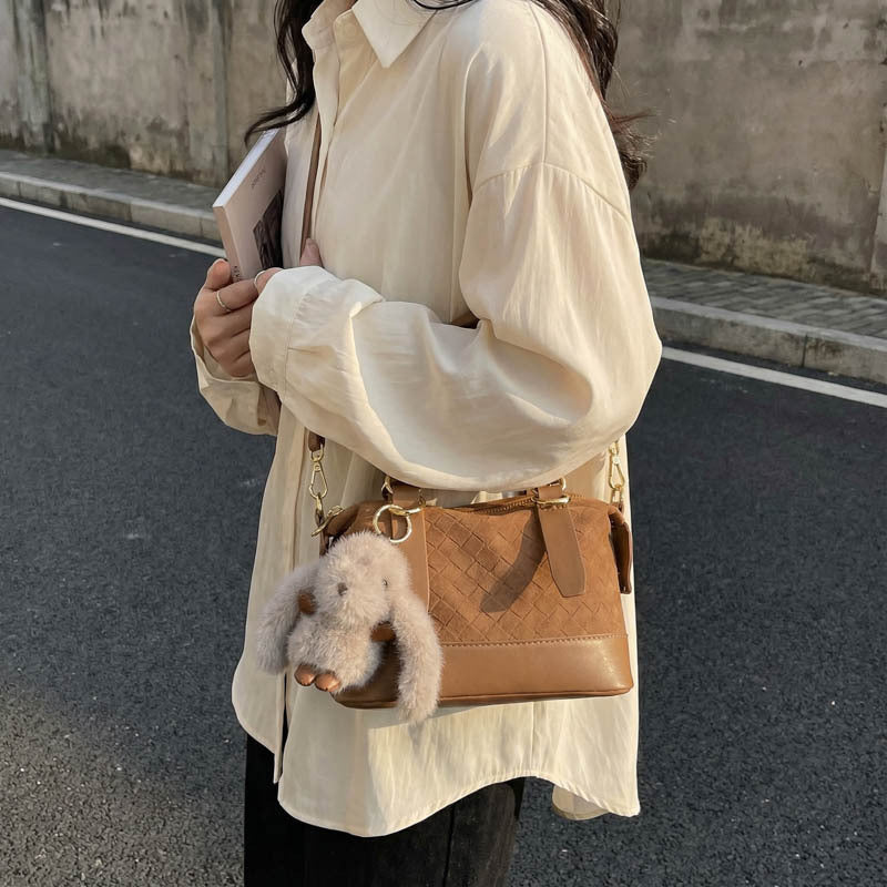 Damen Hobo-Tasche mit geflochtener Struktur und trendigem Teddy-Anhänger Nord Taschen
