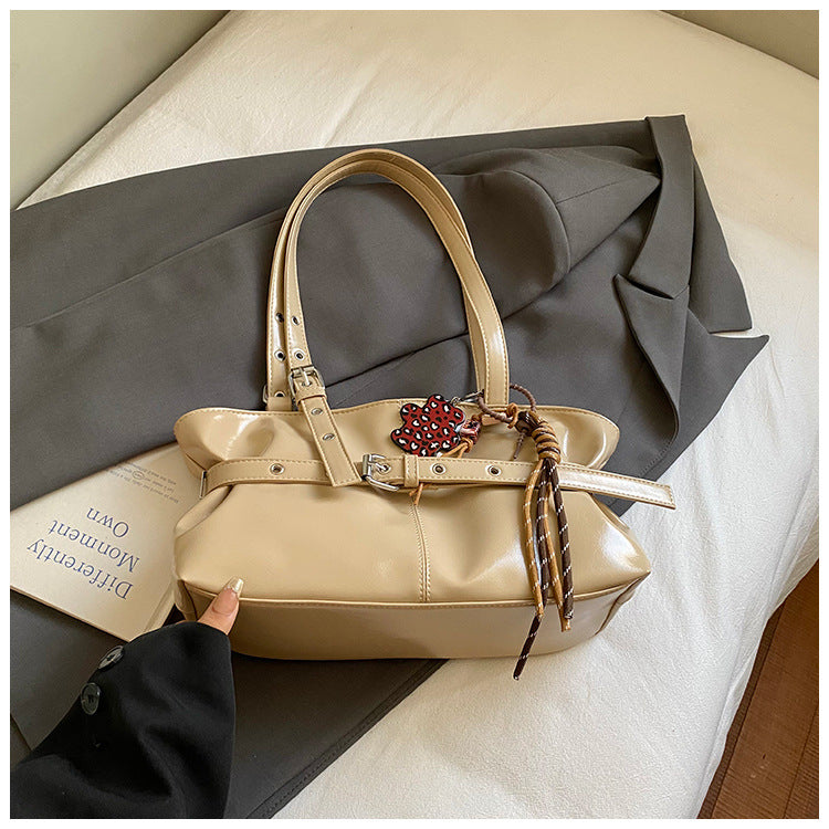 Damen Handtasche mit modernem, glänzendem Finish und verstellbarem Tragegurt Nord Taschen