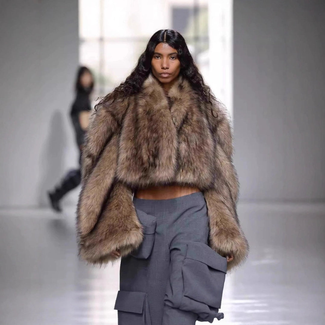Damen Kurze voluminöse Crop-Faux-Fur-Jacke mit verlängerten Ärmeln Nord Taschen