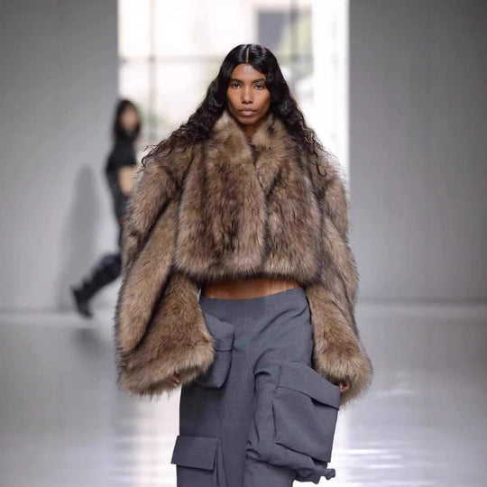Damen Kurze voluminöse Crop-Faux-Fur-Jacke mit verlängerten Ärmeln Nord Taschen