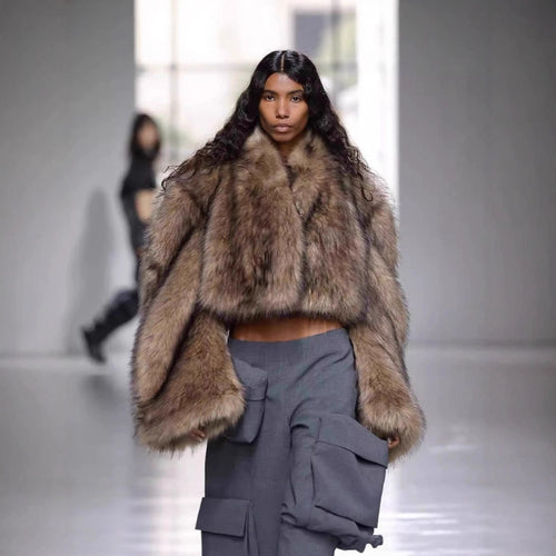 Damen Kurze voluminöse Crop-Faux-Fur-Jacke mit verlängerten Ärmeln Nord Taschen
