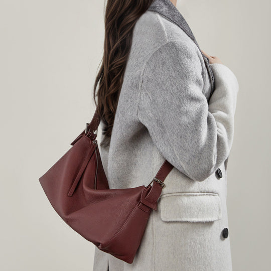Damen Umhängetasche mit geschwungenem Design und praktischen Reißverschlusstaschen Nord Taschen