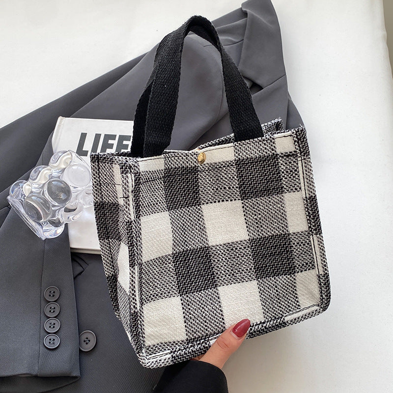 Damen Tragetasche mit lässiger Karomusterung und verspieltem Herzanhänger Nord Taschen