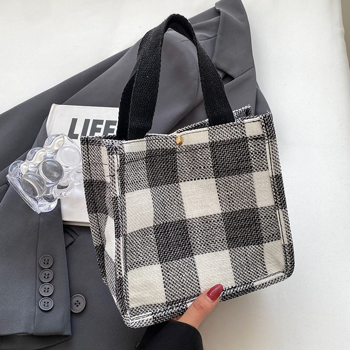 Damen Tragetasche mit lässiger Karomusterung und verspieltem Herzanhänger Nord Taschen