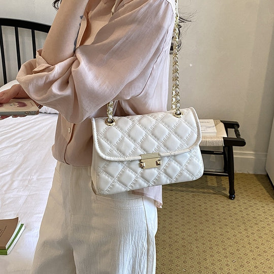 Damen Umhängetasche mit eleganter Steppung und goldenen Kettenakzenten Nord Taschen