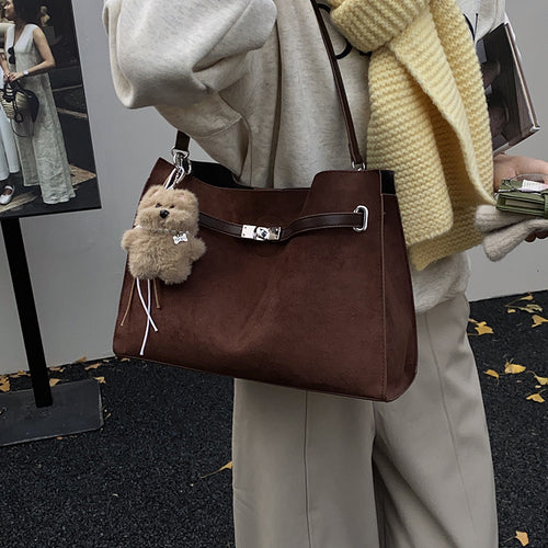 Damen elegante Umhängetasche aus weichem Wildleder mit abnehmbarem Plüschanhänger Nord Taschen