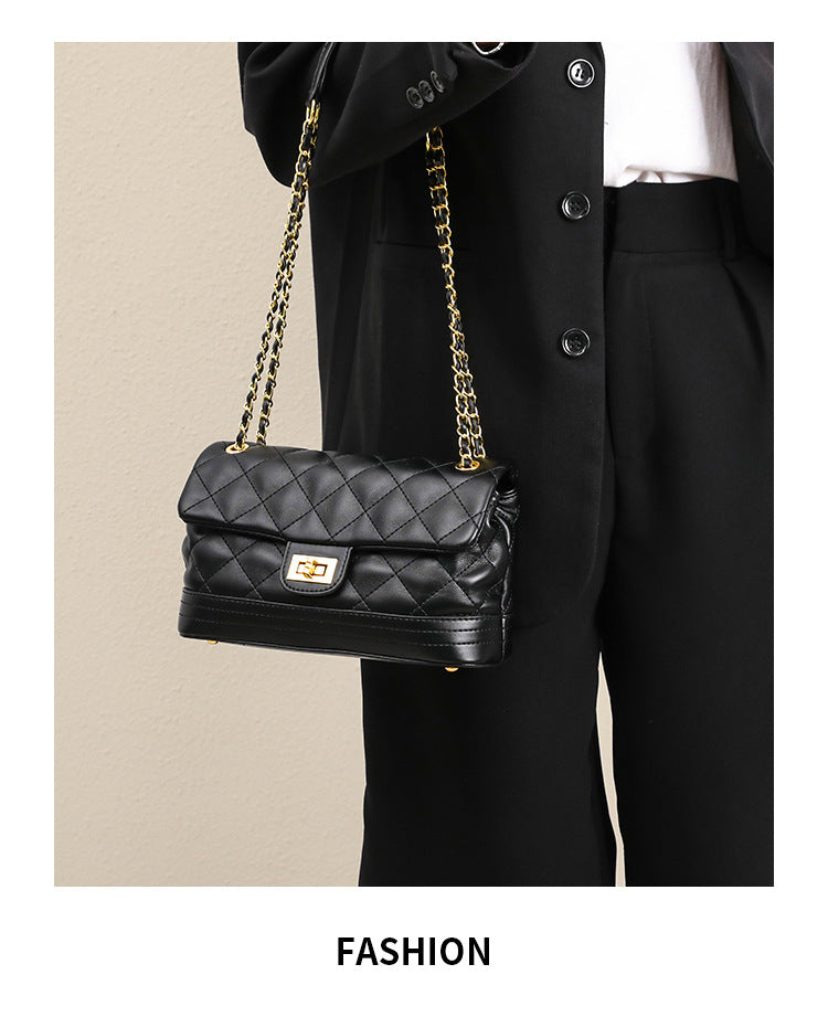 Damen Umhängetasche mit elegantem Steppmuster und goldener Kettenapplikation Nord Taschen