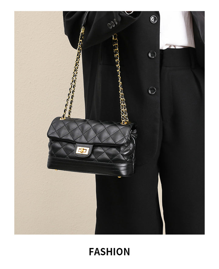 Damen Umhängetasche mit elegantem Steppmuster und goldener Kettenapplikation Nord Taschen