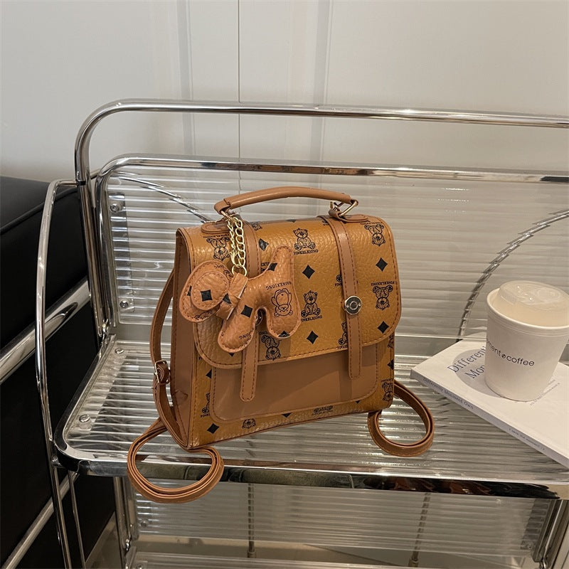 Damen Rucksackhandtasche mit verspieltem Anhänger Nord Taschen