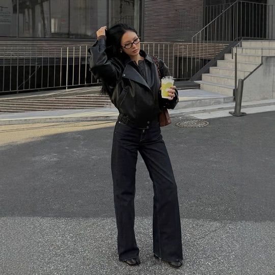 Damen Taillierter Boxy-Bomber aus softem Veganleder mit markantem Revers und Raglanärmeln Nord Taschen