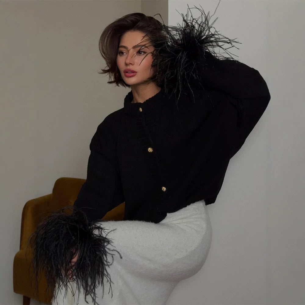 Damen Strickcardigan mit Federbesatz an Ärmelbündchen und goldenen Zierknöpfen Nord Taschen