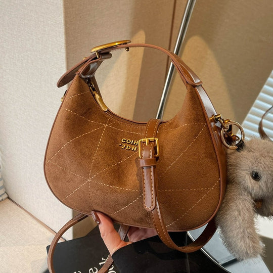 Damen Henkeltasche aus weichem Veloursleder mit abnehmbarem Plüschanhänger Nord Taschen