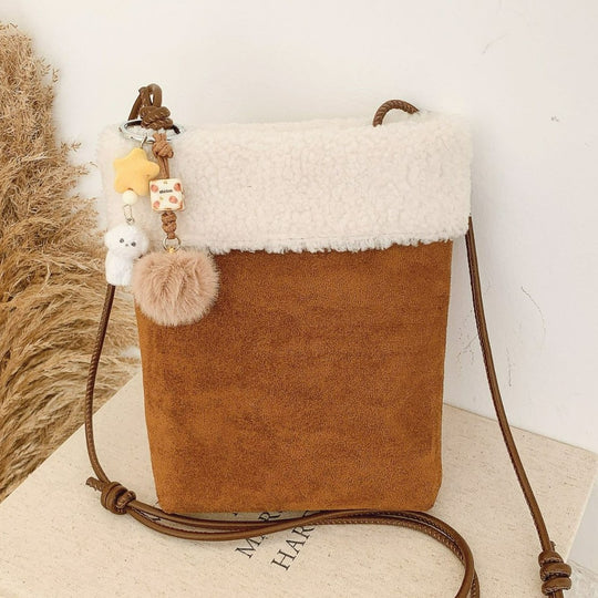 Damen Umhängetasche aus weichem Wildleder mit verspieltem Plüschkragen Nord Taschen