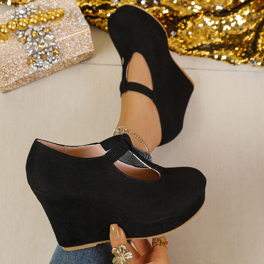 Damen Wedge-Pumps mit zierlichem Riemen und glänzendem Akzent Nord Taschen