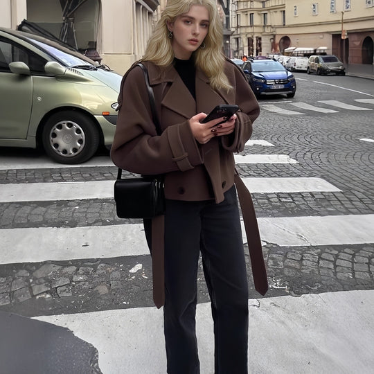 Damen Kurzschnitt Woll-Cabanjacke mit breitem Revers, Bindegürtel und Krempelärmeln Nord Taschen