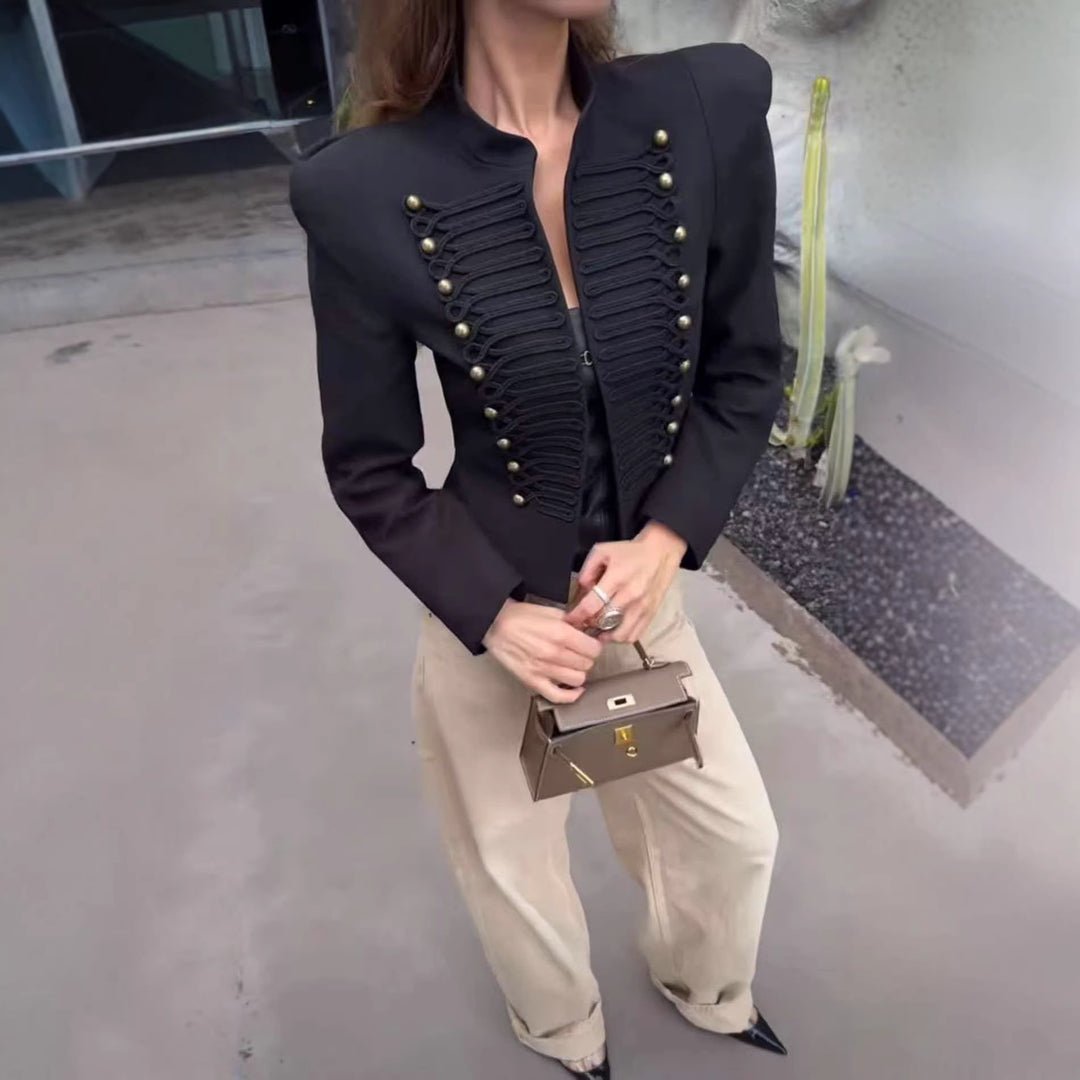 Damen Cropped Blazer im Husarenstil mit Stehkragen, Zierkordeln und Messingknöpfen Nord Taschen