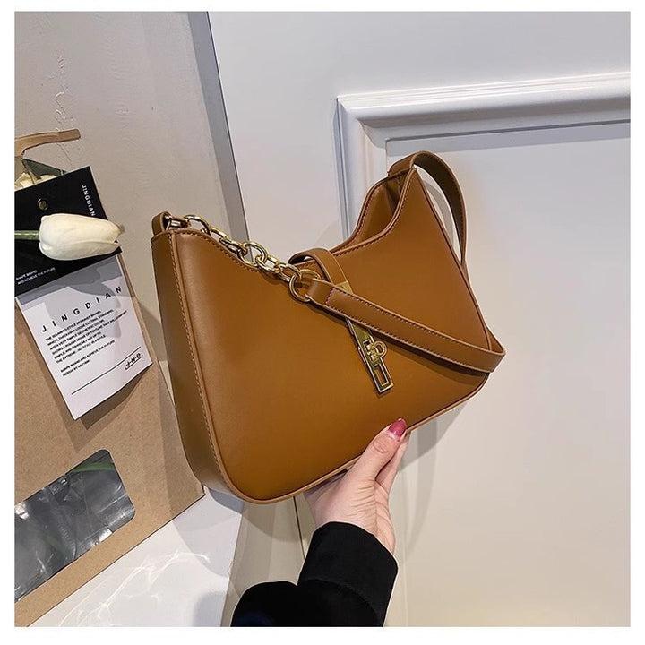 Damen Schultertasche mit eleganter Kettenapplikation und modernem Design Nord Taschen
