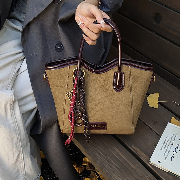 Damen modische Handtasche im eleganten Design mit verspieltem Anhänger Nord Taschen
