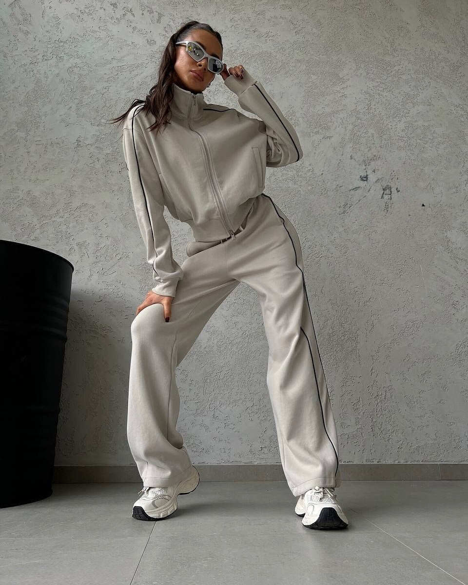 Damen lässiges Sweatset mit Stehkragen Reißverschluss gekürzter Jacke und hochtaillierter Schlaghose Nord Taschen