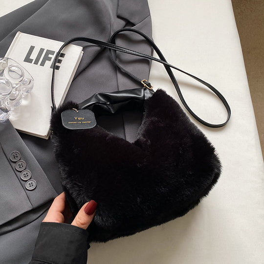 Damen Tasche aus flauschigem Kunstfell mit verstellbarem Schulterriemen Nord Taschen