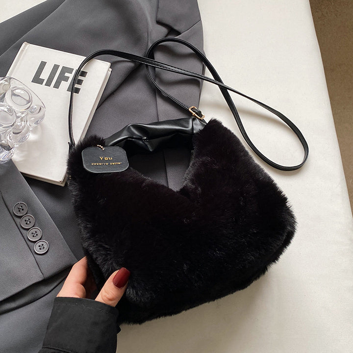 Damen Tasche aus flauschigem Kunstfell mit verstellbarem Schulterriemen Nord Taschen
