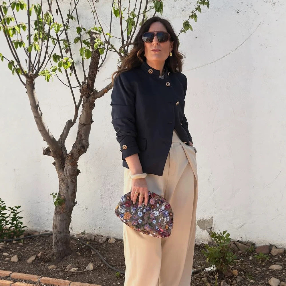 Damen Taillierter Blazer mit Stehkragen und goldenen Zierknöpfen Nord Taschen