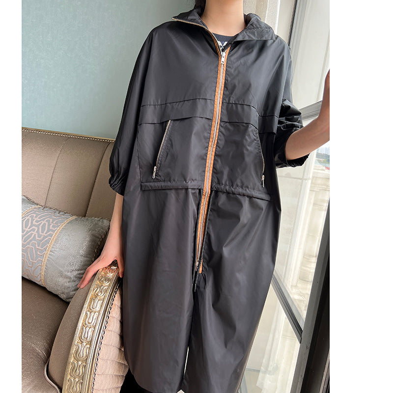 Damen Leichter Oversize-Regenmantel mit Kapuze, Zwei-Wege-Reißverschluss und verdeckten Reißverschlusstaschen Nord Taschen
