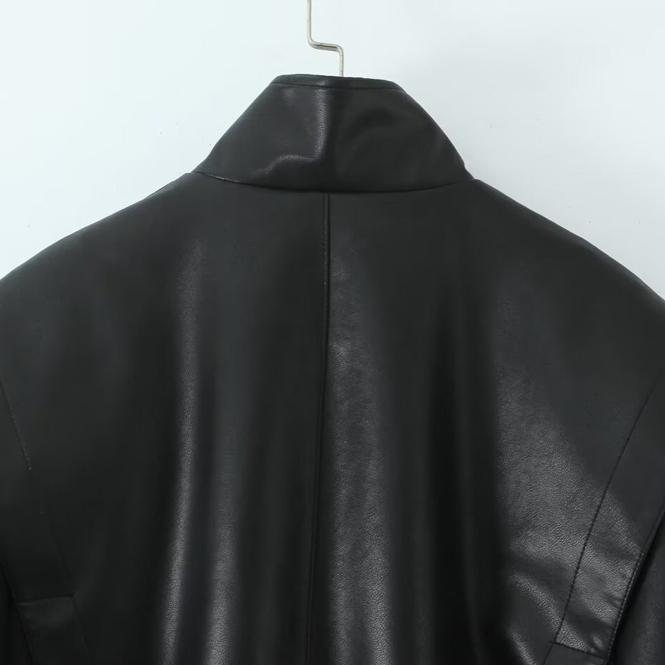 Damen Cropped Jacke im futuristischen Biker-Look aus veganer Lederoptik mit hohem Stehkragen und elastischem Saum Nord Taschen