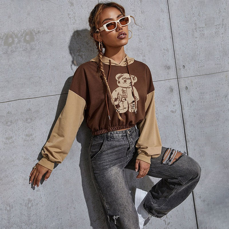 Damen Kurzgeschnittener Kapuzenpullover mit Teddy‑Print, Colorblock‑Ärmeln und elastischem Saum Nord Taschen